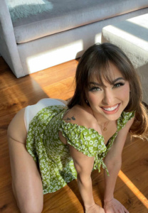 Riley-Reid-smile-green
